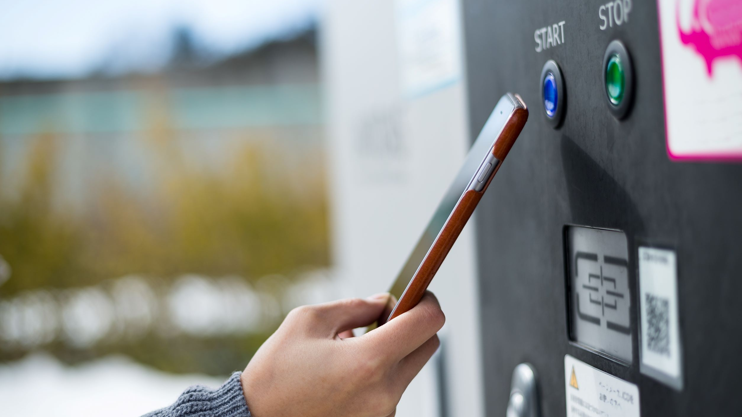 Javno polnjenje - pasti in prednosti pri različnih ponudnikih
